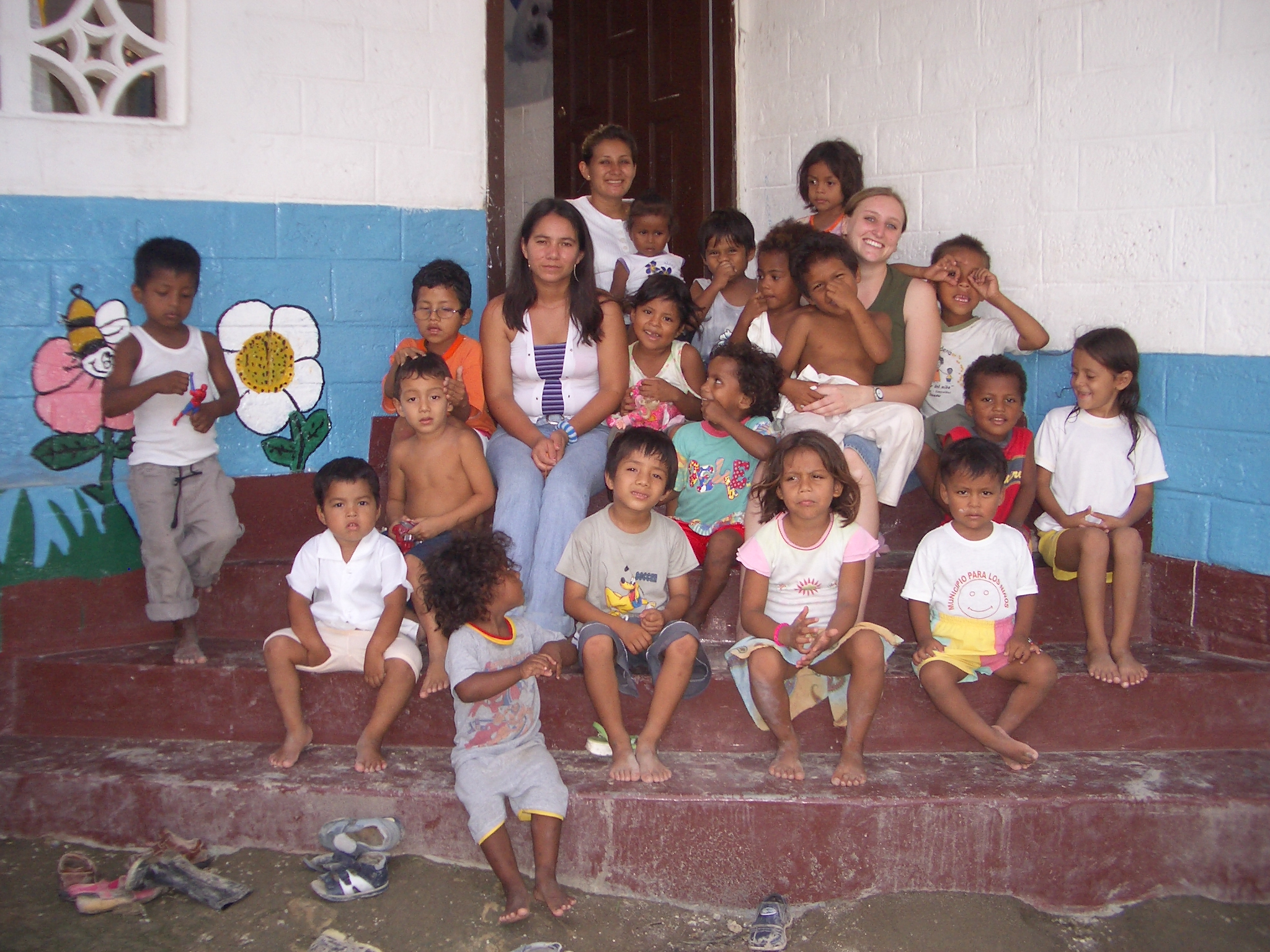 Gruppenfoto mit Kindern vor dem Kinderhort in Atacames, Ecuador, 2006