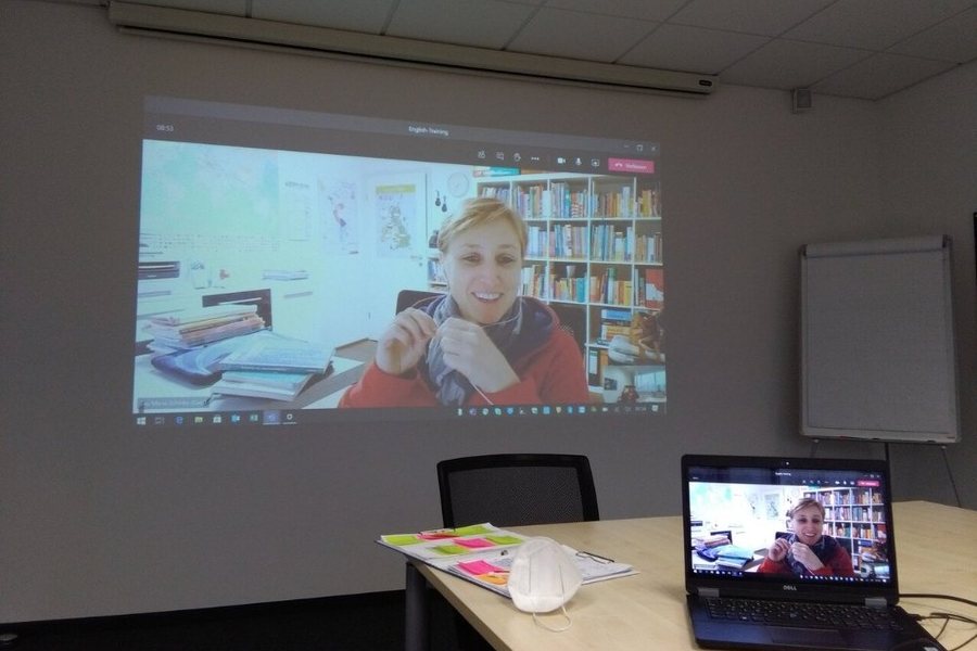 Online-Englischtraining bei einem Firmenkunden: Eva-Maria Schinko per Microsoft Teams auf der Leinwand